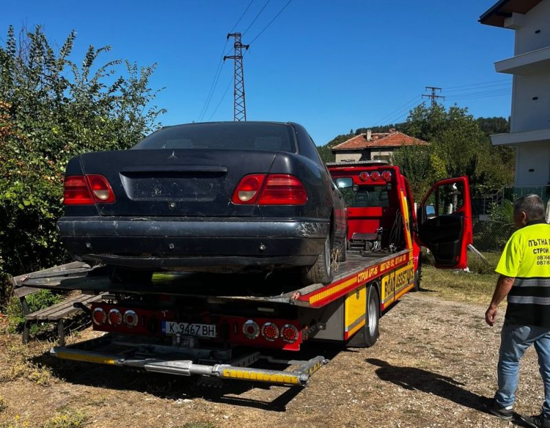 Община Момчилград започна принудително премахване на излезли от употреба автомобили